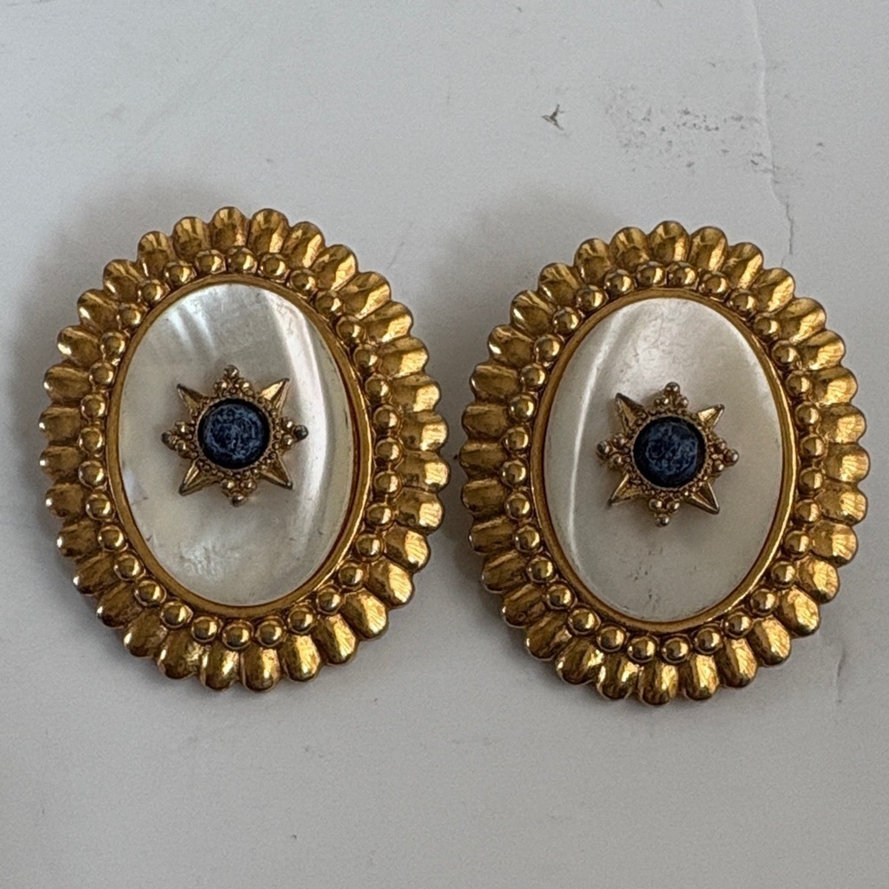 Vintage style gold tone mother of pearl like center w blue stone clip on earring